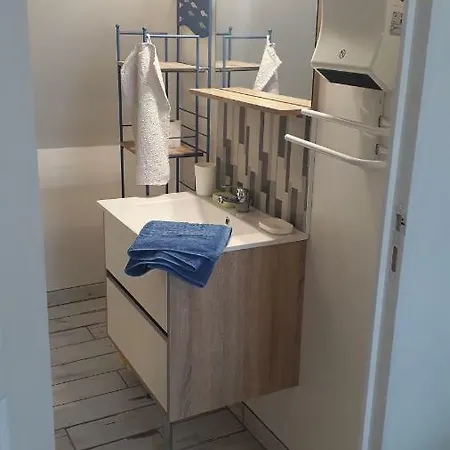 Studio Au Calme, A L'etage Avec Escalier Pentu Daire *