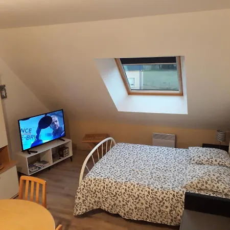 Studio Au Calme, A L'etage Avec Escalier Pentu *